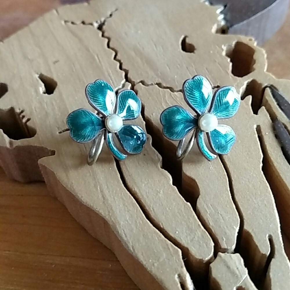 Four Leaf Clover Green Enamel Pearl Screw On 1"